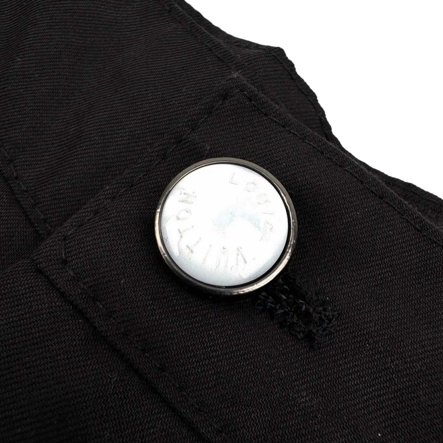 🅿️500 1v Pocket logo embroidered work trousers (black) Original purchase and development of 11,300, the fabric is made of customized soft light silk sateen, soft to the touch, comfortable and close to the skin. Dressed in pure black, it outlines the calm style of modern men. The ultimate sense of purity. Use the flip work pocket as the canvas to reconstruct a pragmatic sense of ritual. LV logo embroidery is embellished on it, like a secret medal. Leather patches are used as the finishing touch above the back pockets. It implies that there is no need to show off, because it is luxury in itself, a low-key declaration of power. The workwear gene is infused with luxury DNA. It unlocks thousands of fashion codes and adopts imported machine embroidery technology. It uses advanced computer control systems and precision mechanical parts to realize the Louis Vuitton embroidery logo operation. High precision. The lines are smooth and delicate. The template machine opens the bag. The preset template guides the position, shape and size of the bag. The accuracy ensures the quality of the bag opening effect. The soft light washing process uses specific chemical and logistics processing to give the fabric surface a soft luster. It adds a bit of gentleness. Size:48-50-52-54